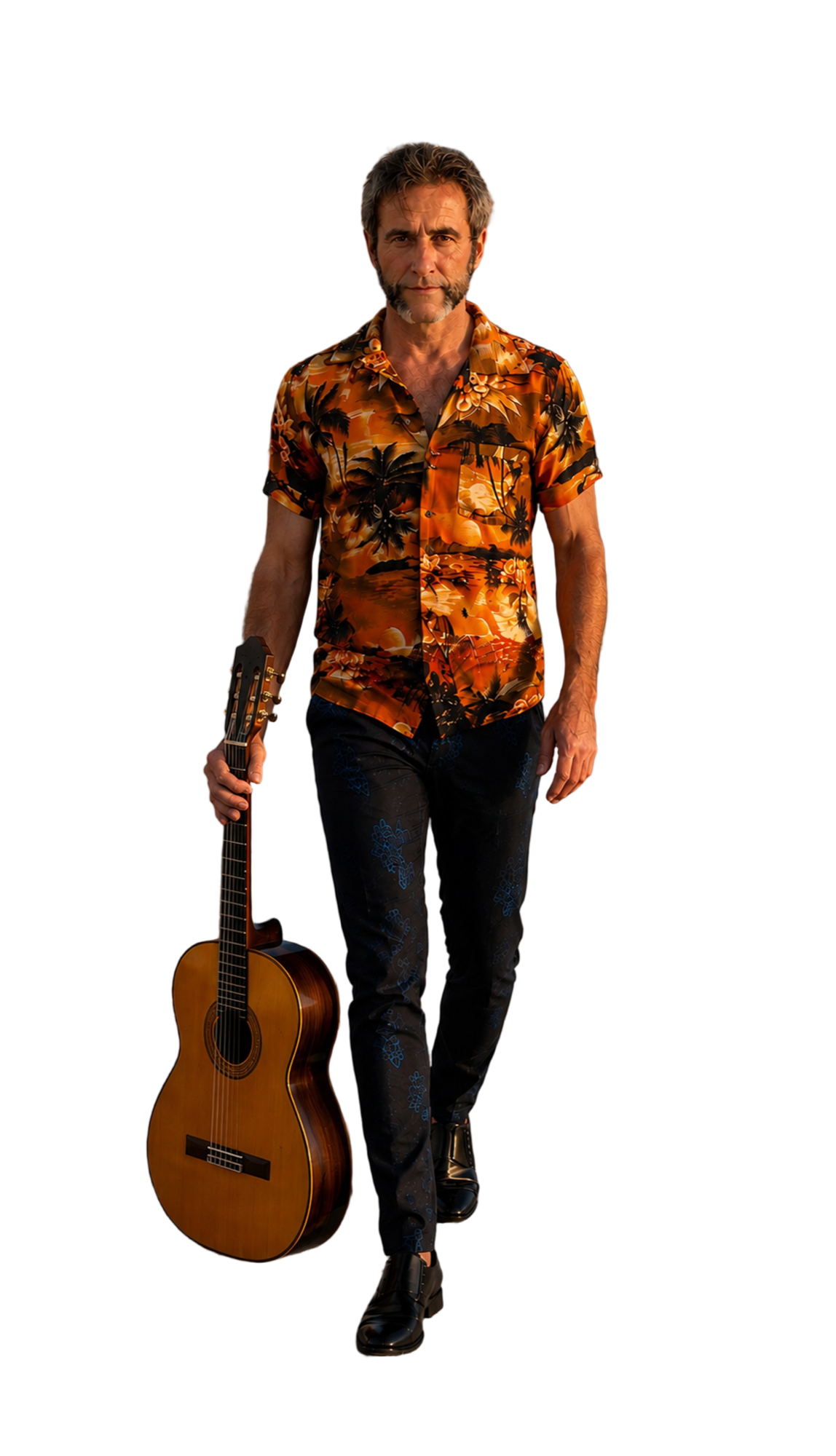 Kike Argandona caminando con su guitarra española por el paseo de Benidorm